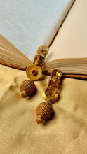 Load image into Gallery viewer, Vintage inspired (925 silver) earrings in gold polish
