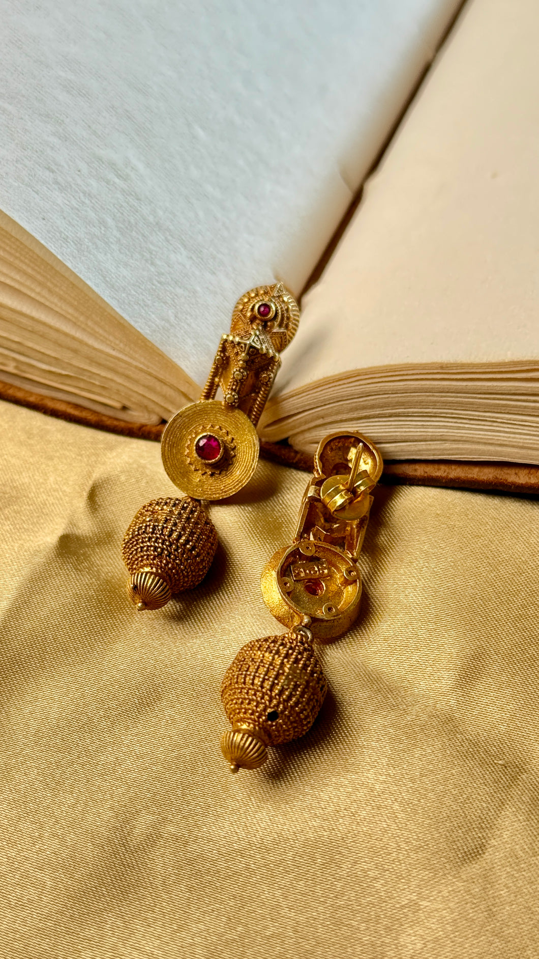 Vintage inspired (925 silver) earrings in gold polish