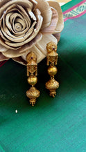 Load image into Gallery viewer, Vintage inspired (925 silver) earrings in gold polish
