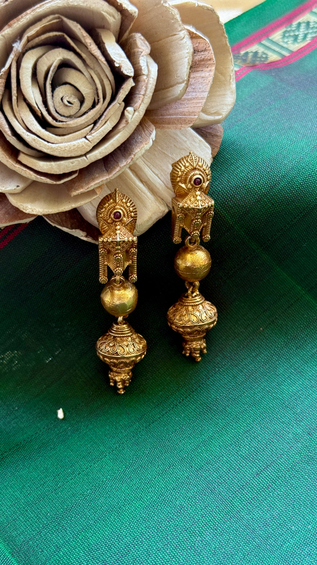 Vintage inspired (925 silver) earrings in gold polish