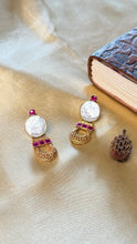 Load image into Gallery viewer, Vintage inspired (925 silver) earrings in gold polish
