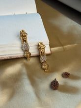 Load image into Gallery viewer, Vintage inspired (925 silver) earrings in gold polish
