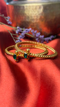 Load image into Gallery viewer, Golusu bangle with green Kemp stone and screw
